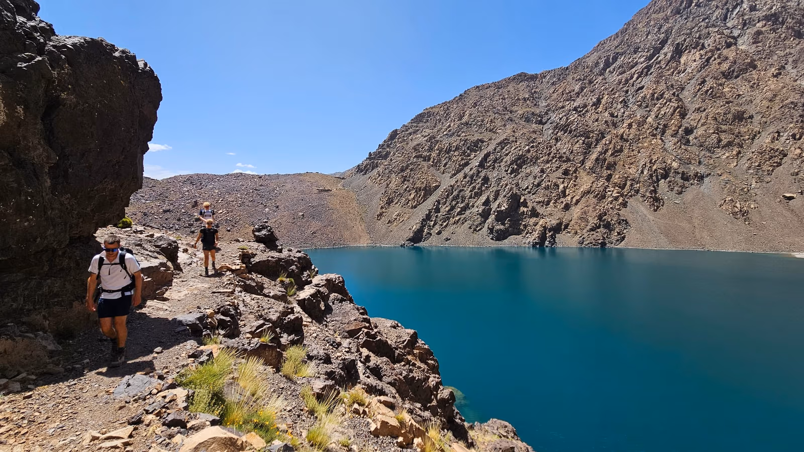 Lac difni shoreline trekkers